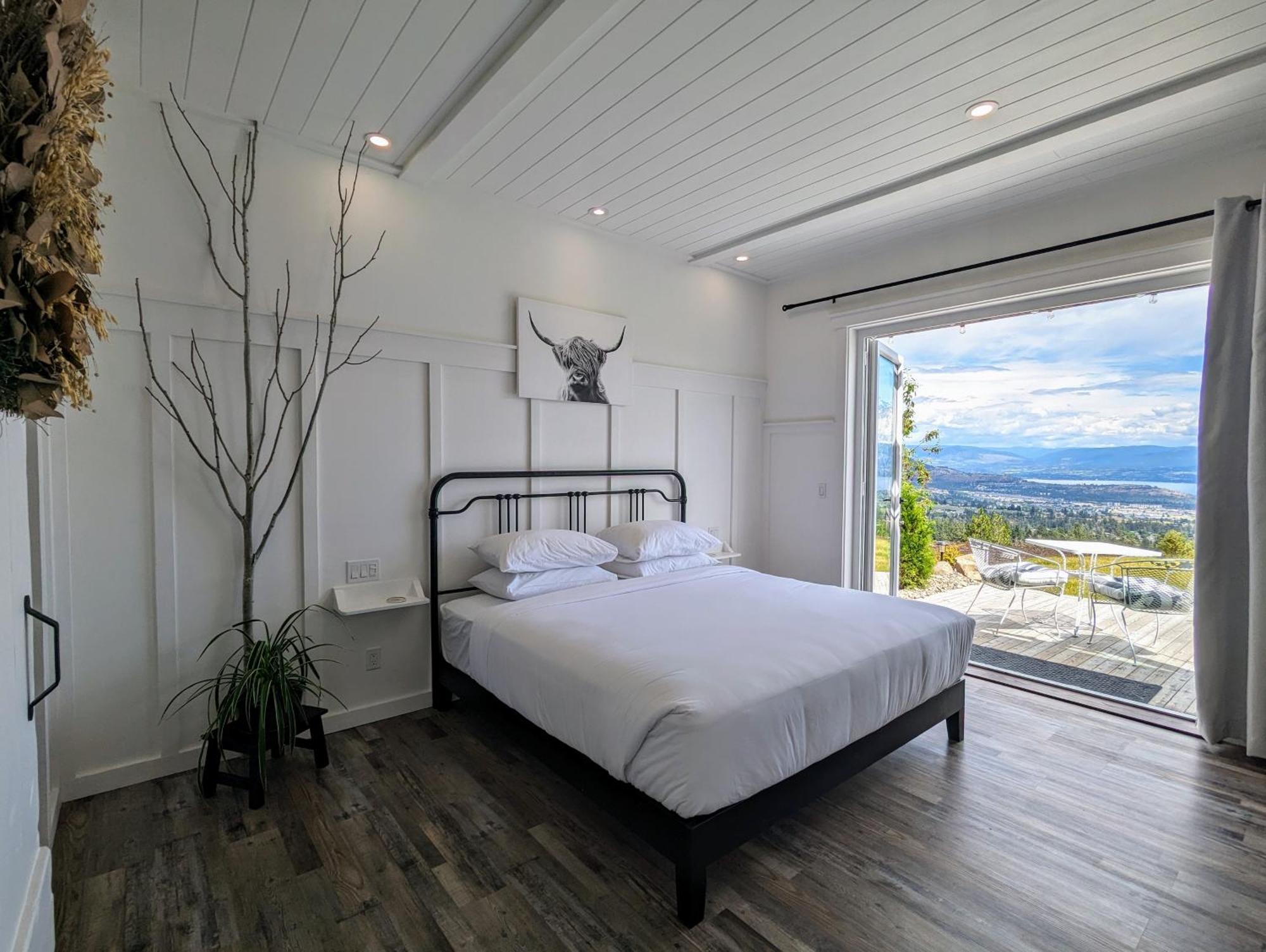 Autumn Lane B&B, Farmhouse Elegance & Stunning Lakeviews West Kelowna Exterior photo