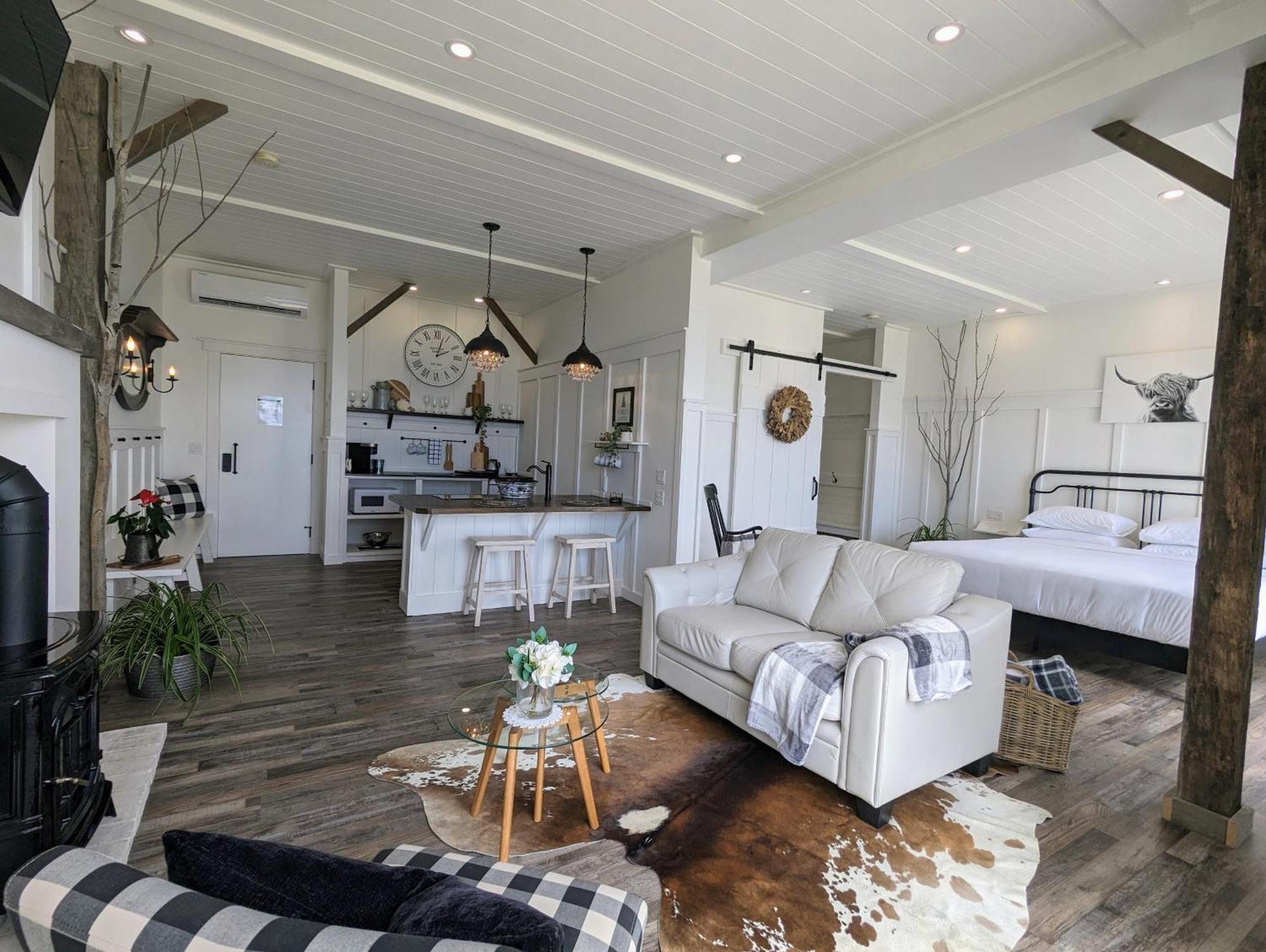 Autumn Lane B&B, Farmhouse Elegance & Stunning Lakeviews West Kelowna Exterior photo