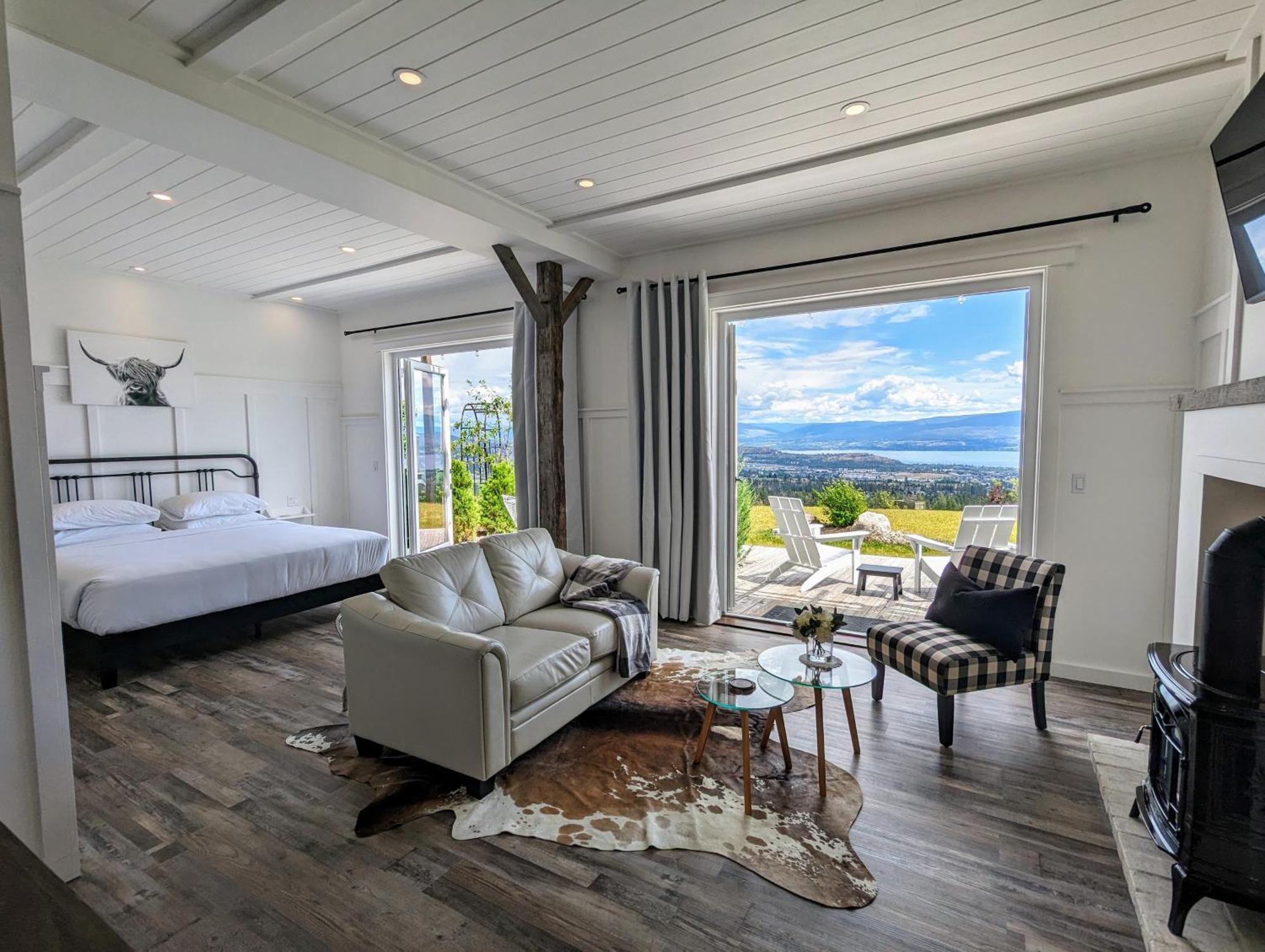 Autumn Lane B&B, Farmhouse Elegance & Stunning Lakeviews West Kelowna Exterior photo