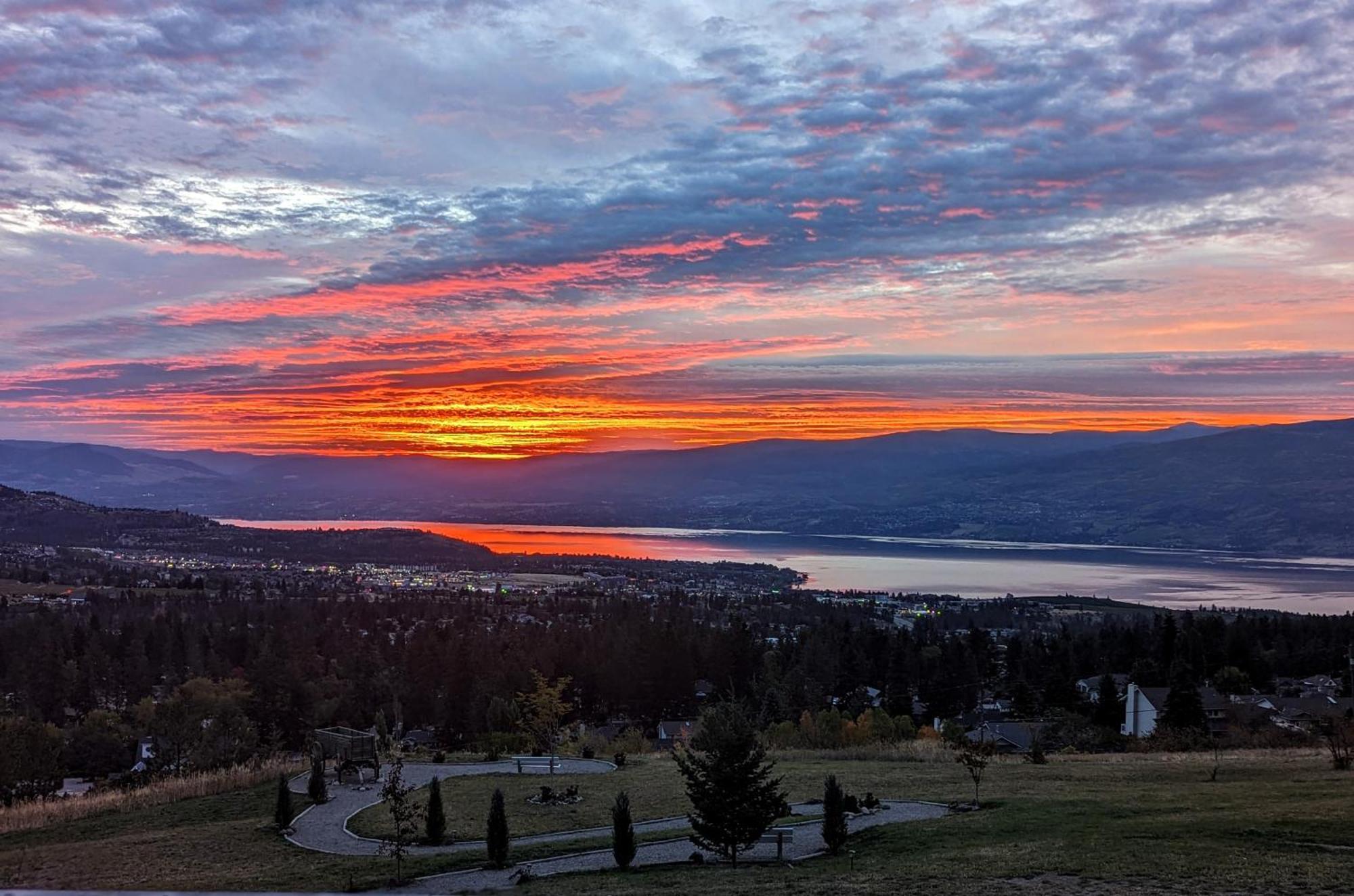 Autumn Lane B&B, Farmhouse Elegance & Stunning Lakeviews West Kelowna Exterior photo